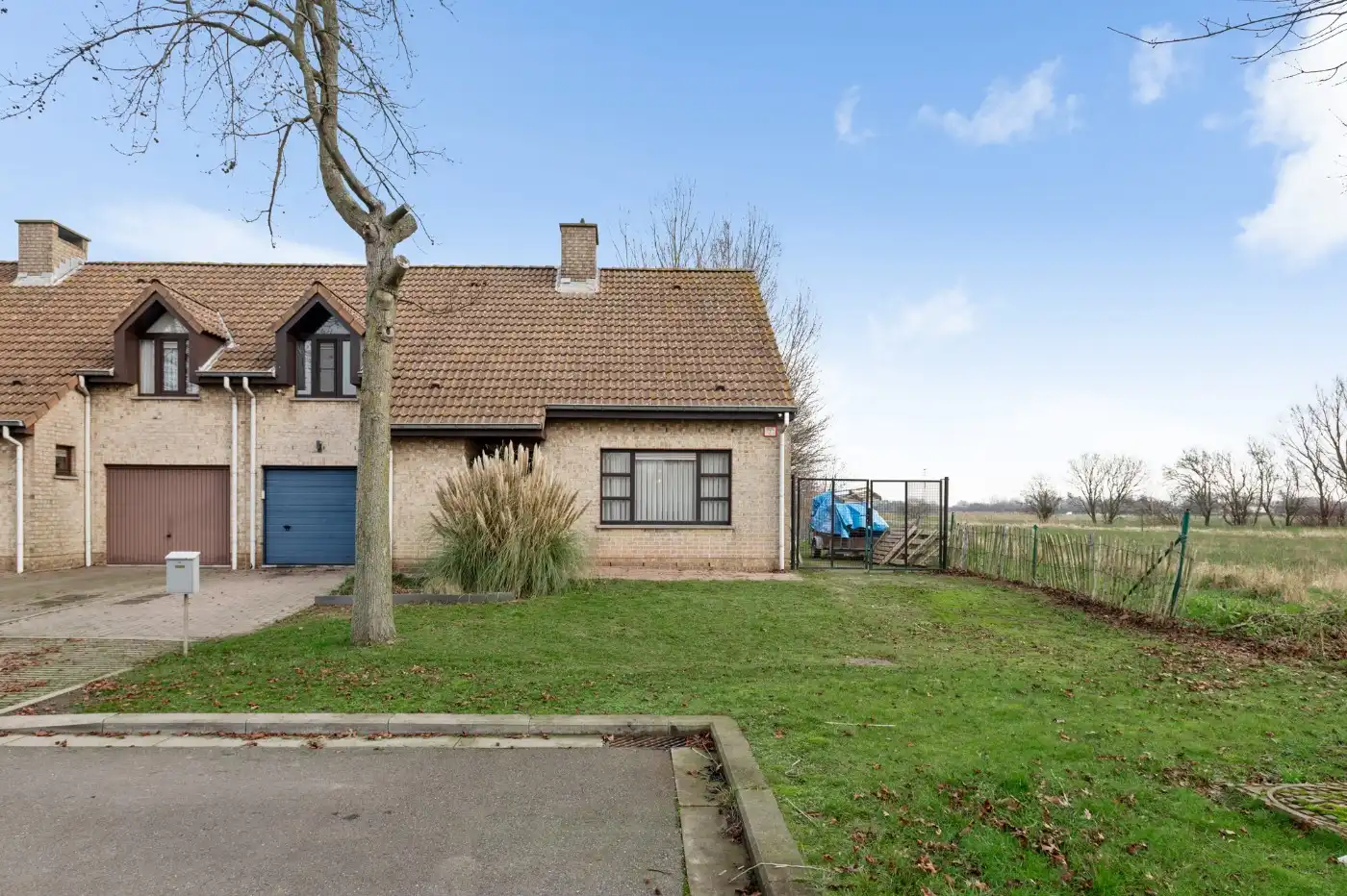 Rustig gelegen woning met 3 slpk., inpandige garage en tuin foto {{pictureIndex}}