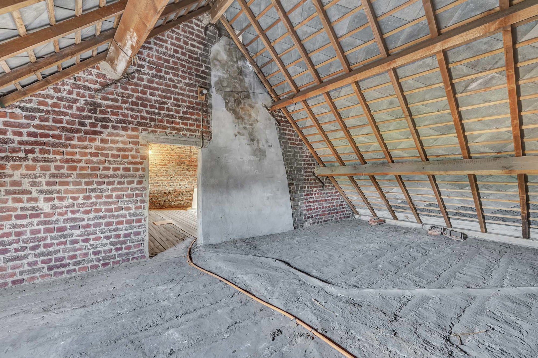 Ruime te renoveren woning op toplocatie foto 23