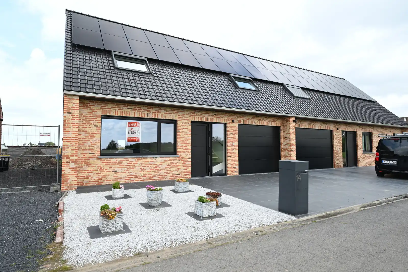 Prachtige nieuwbouwwoning met 3 slaapkamers en ruime garage! foto {{pictureIndex}}