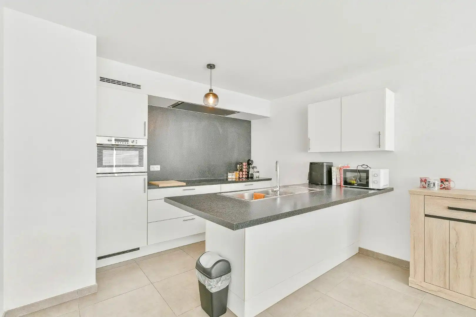 Instapklaar en ruim tweeslaapkamerappartement  in het centrum van Gistel foto 6