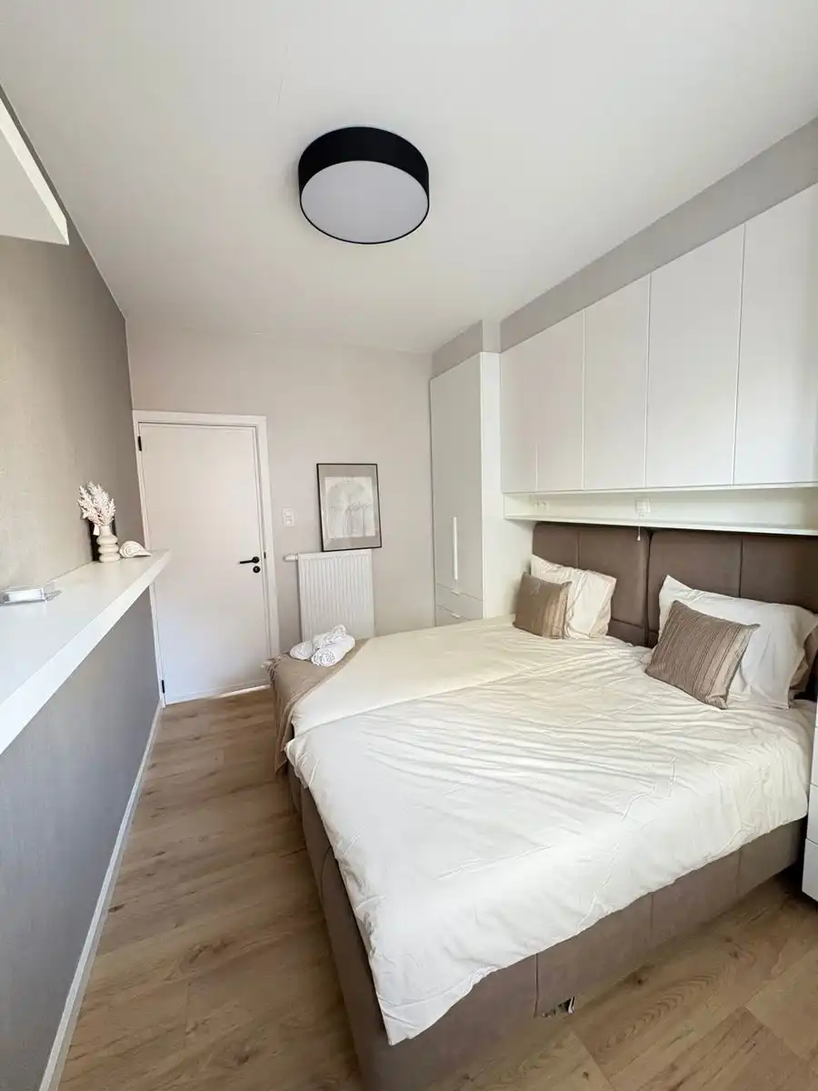 Luxueus afgewerkt en volledig gerenoveerd 2-slpk app. foto 6