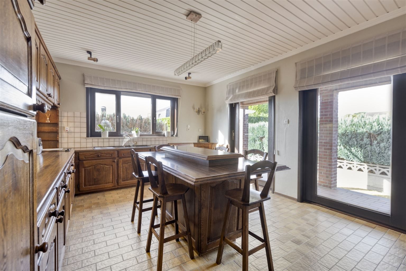 Ruime gezinswoning voorzien van 5 slaapkamers, garage, kelder en tuin nabij het centrum van Neeroeteren. Tevens mogelijkheden voor het uitoefenen van een vrij beroep, praktijkruimte, kapsalon, etc.  foto 8