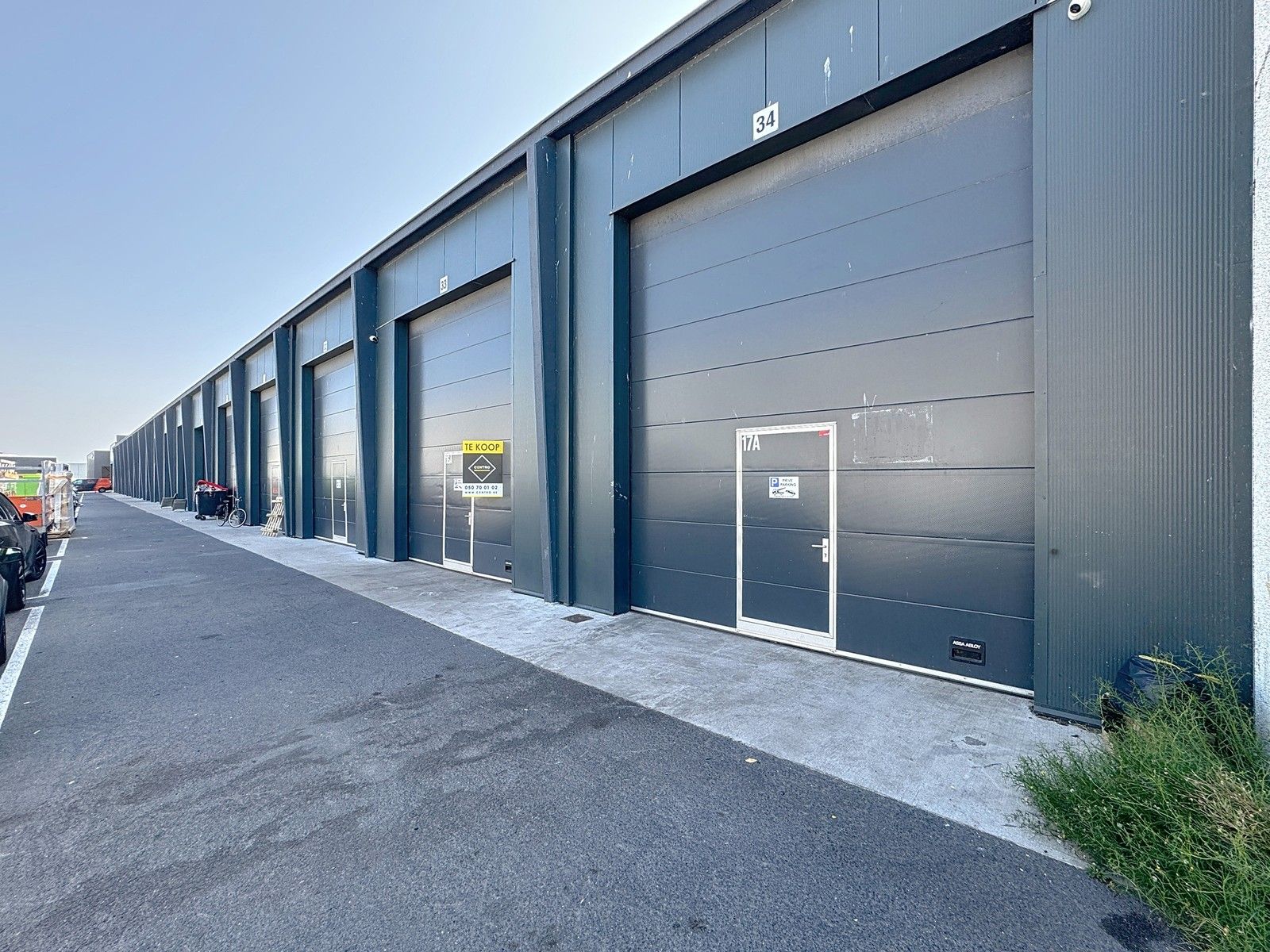 Instapklare KMO-unit (190m²) met tussenverdieping (60m²) en 2 voorbehouden parkeerplaatsen te koop in Middelkerke foto {{pictureIndex}}