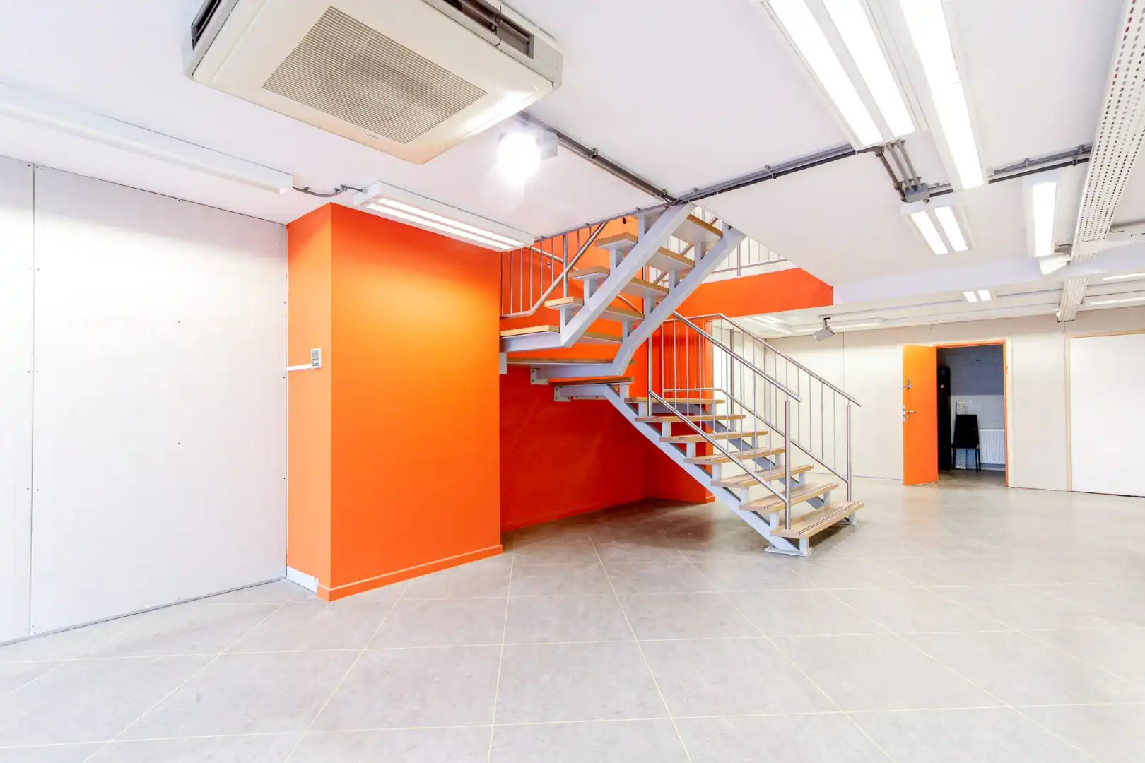 uitstekend gelegen handelspand Lippenslaan 148 foto 2