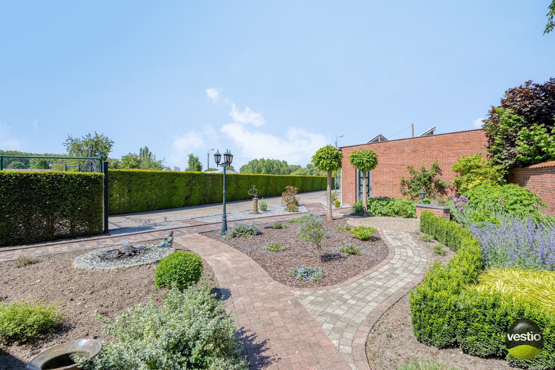 Unieke eigendom met woning, 3 appartementen, weilanden en schuren foto 25