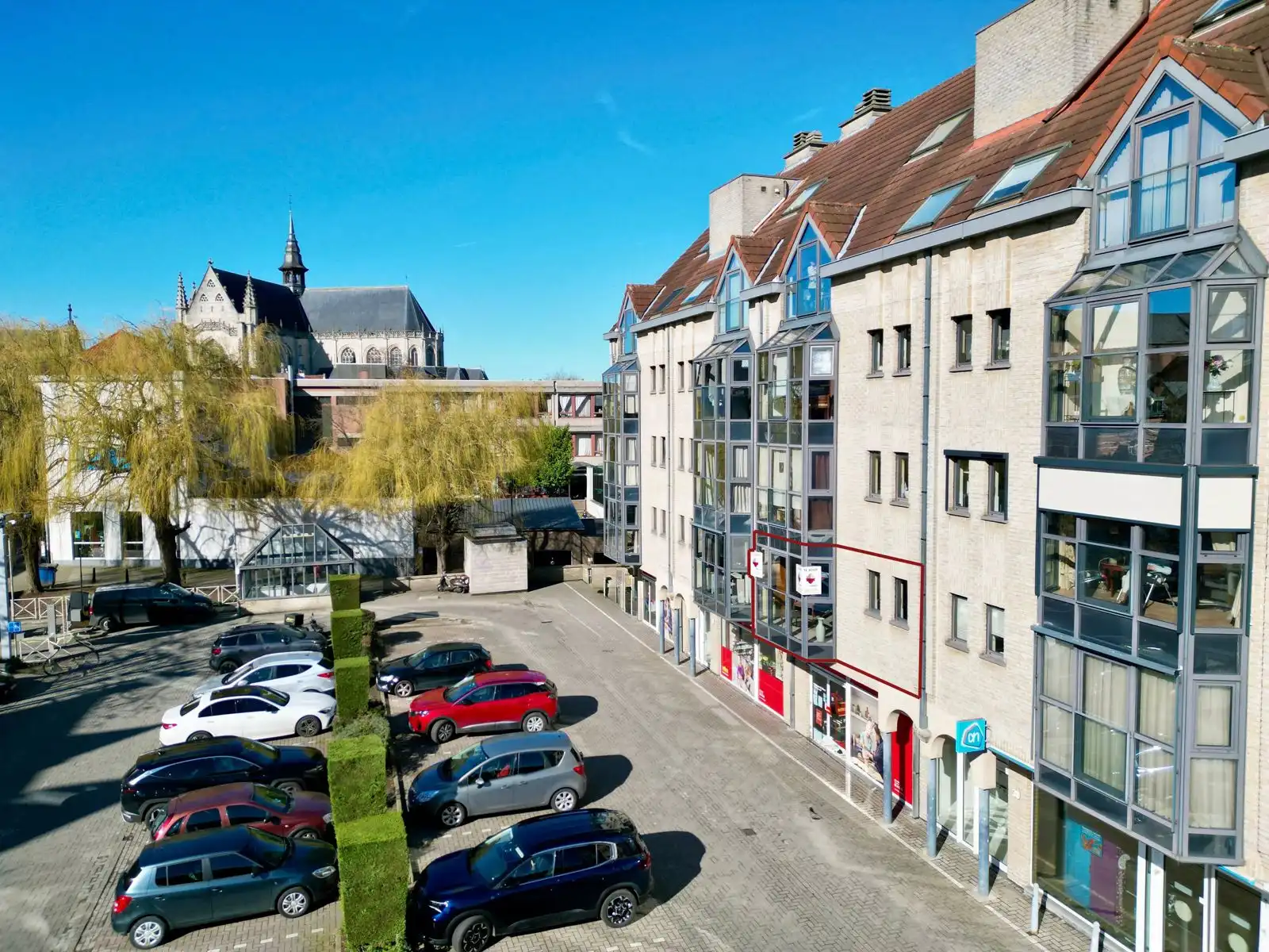 Lichtrijk én Ruim Appartement met 2 SLPK, Centrum Aalst! foto {{pictureIndex}}