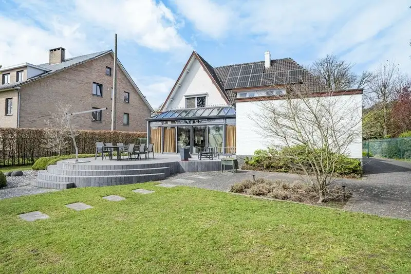 Karaktervolle, statige villawoning met 3 à 4 slpks en royale tuin foto 19
