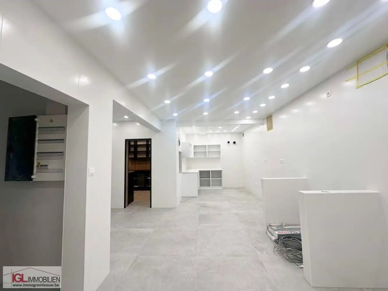 Volledig gerenoveerd handelspand aan het Vlezenbeekplein te koop foto 15