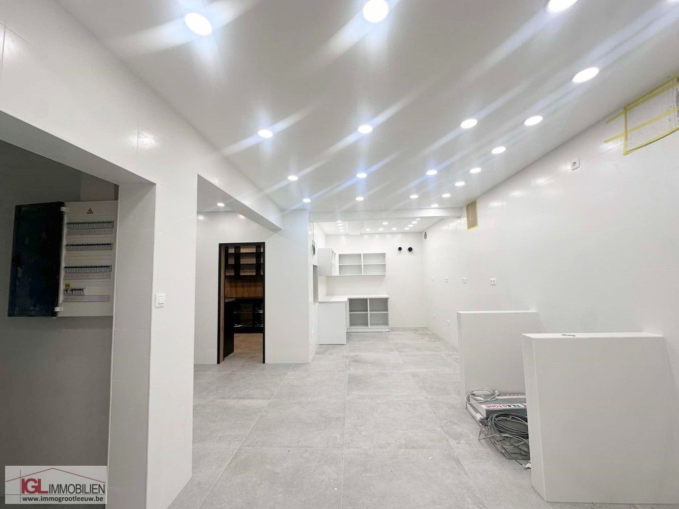 Volledig gerenoveerd handelspand aan het Vlezenbeekplein te koop foto 15