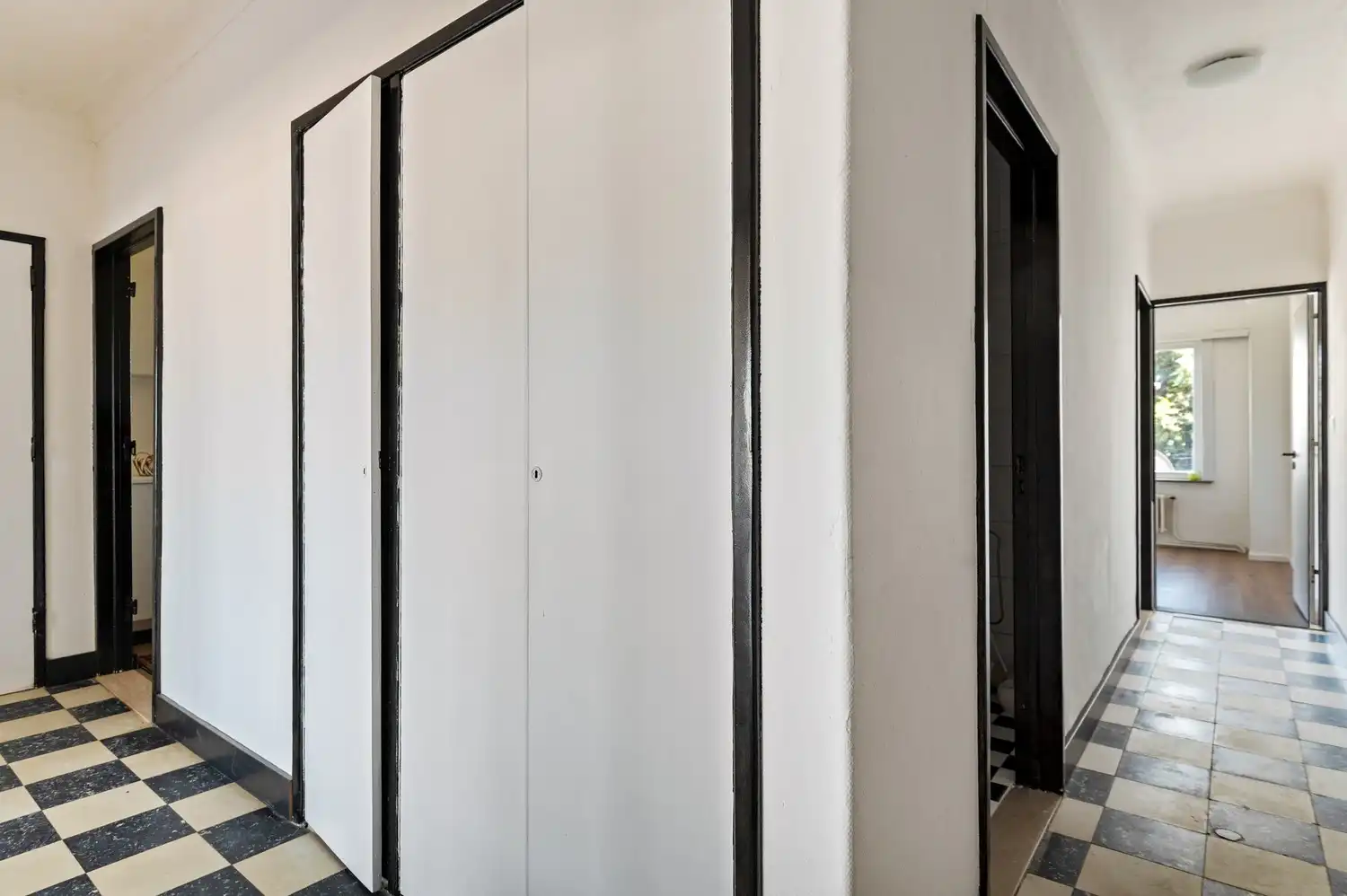 Licht op te frissen appartement met ruime living van 40 m² en nieuwe keuken foto 2