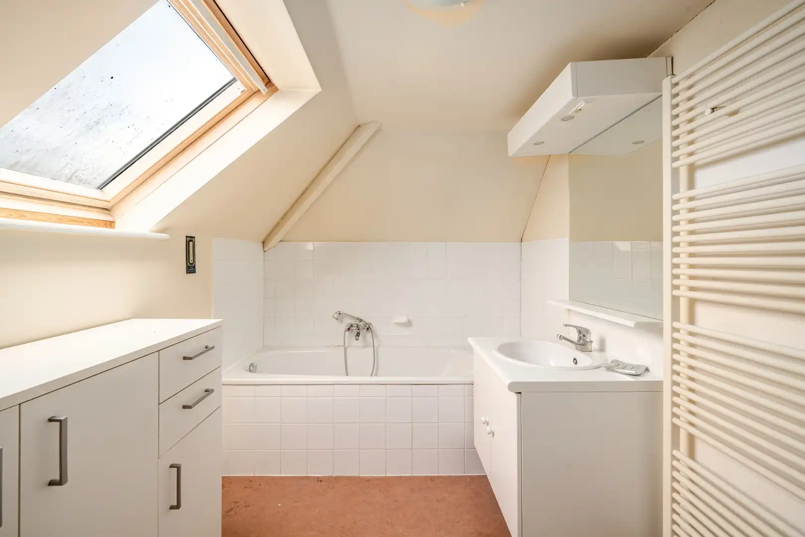 Ruim veelzijdig handelspand met woonst in hartje Kruisem foto 14