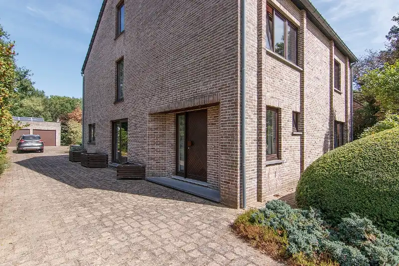 Zeer ruime, op te frissen, gezinswoning met dubbele garage in kindvriendelijke, groene en rustige omgeving foto 4