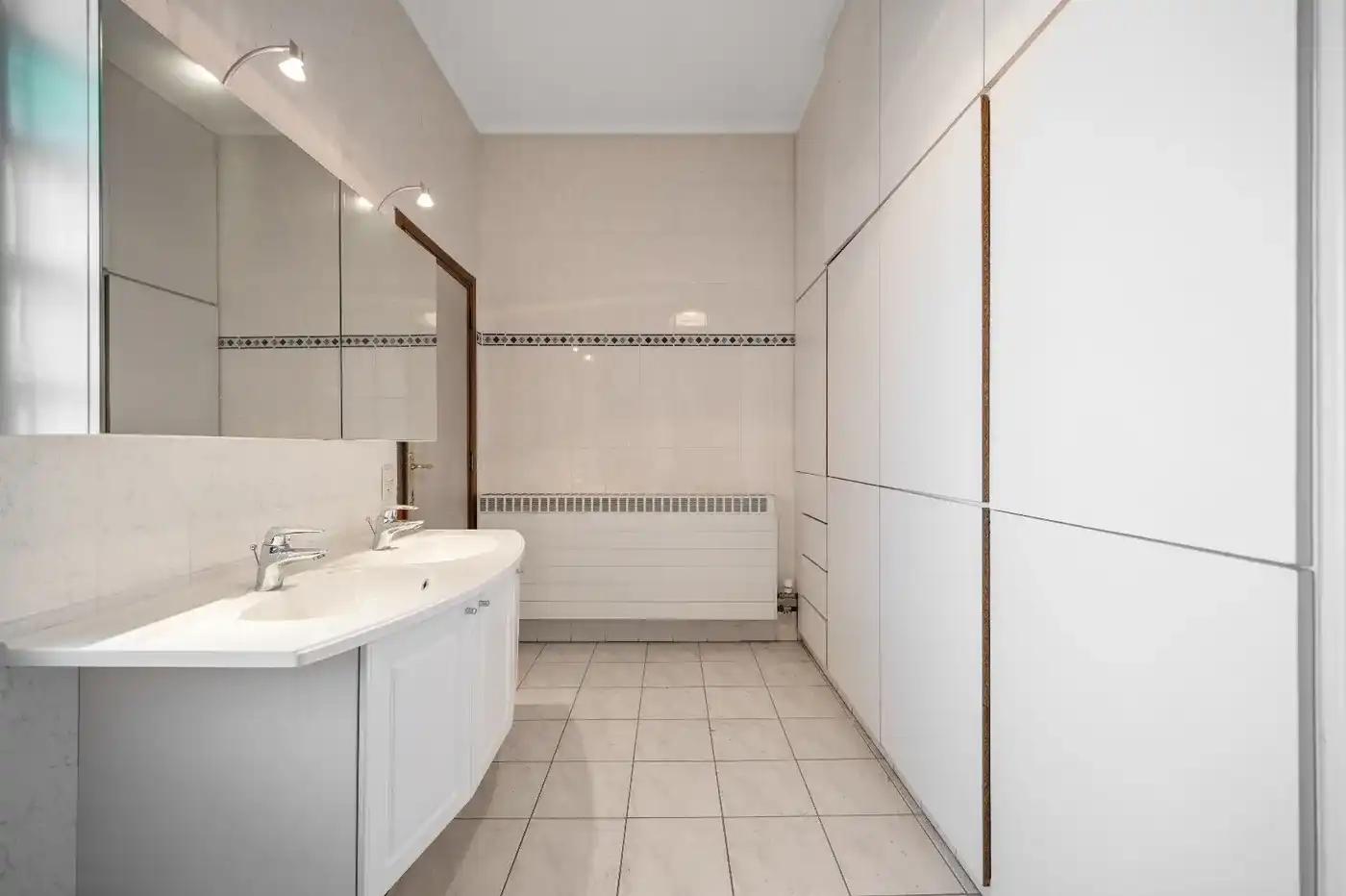 Te renoveren woning met ruime loods en stockagemogelijkheden  foto 8