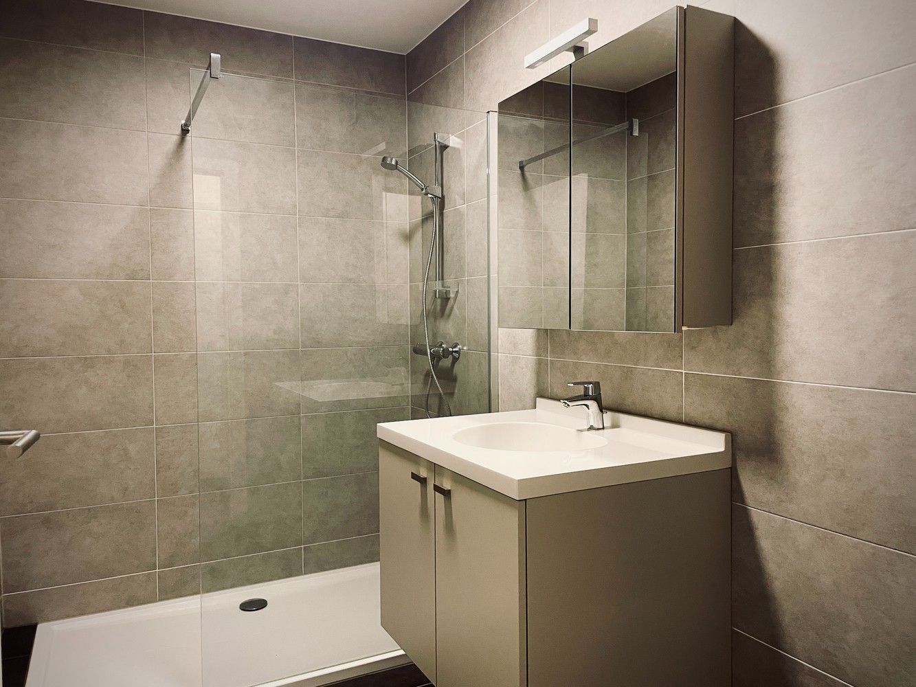 Modern 1 slpk. appartement op wandelafstand van het station en stadscentrum van Genk, met als extra troeven een apart ingericht bureau en groot terras met prachtig zicht. foto 6