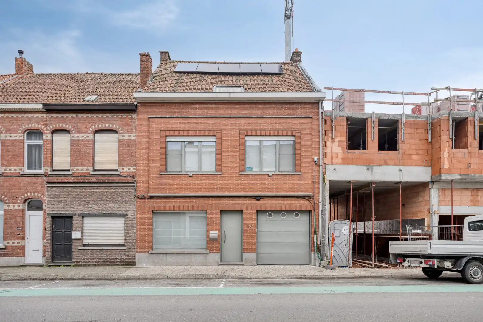 Ruime, gerenoveerde woning met werkplaats, garage en diepe tuin! foto 2