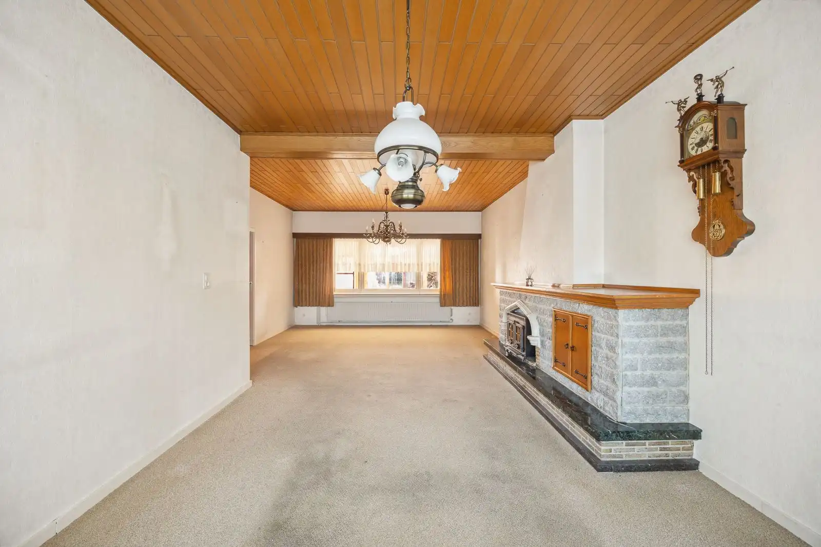 Ruime woning met renovatiepotentieel, garage en zuid tuin in Putte-Kapellen. foto 6