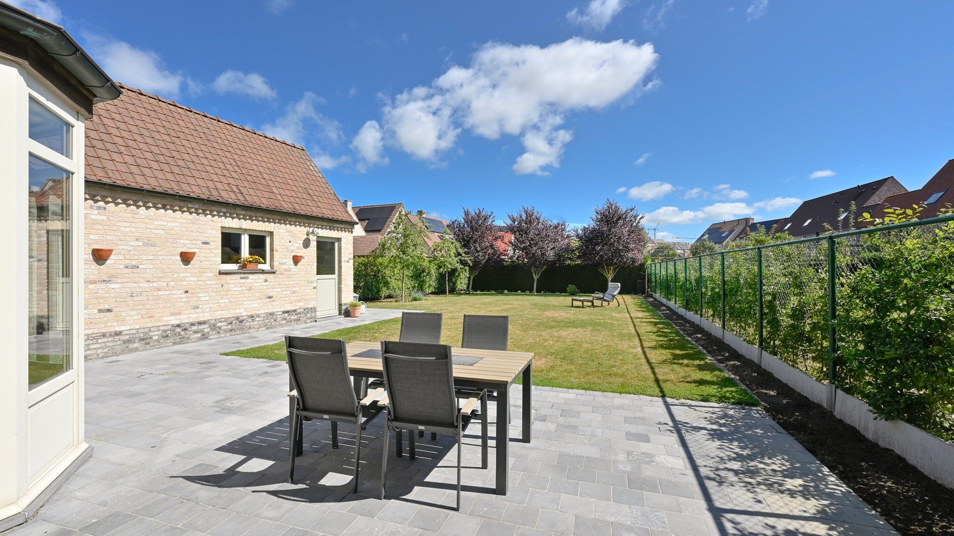 Bijzonder groot en goed onderhouden halfopen villa foto 2