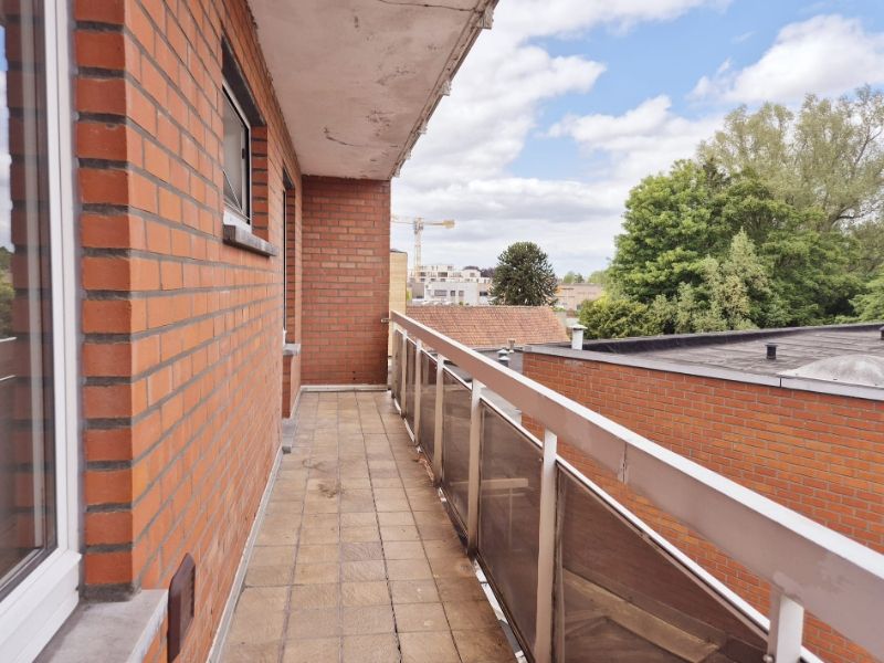 Roeselare-stadskern. Naast het Geytepark is dit vernieuwd twee-slaapkamerappartement gelegen op de tweede verdieping met prachtige zichten. Terras van 8.5m2. VERNIEUWD ! foto 7