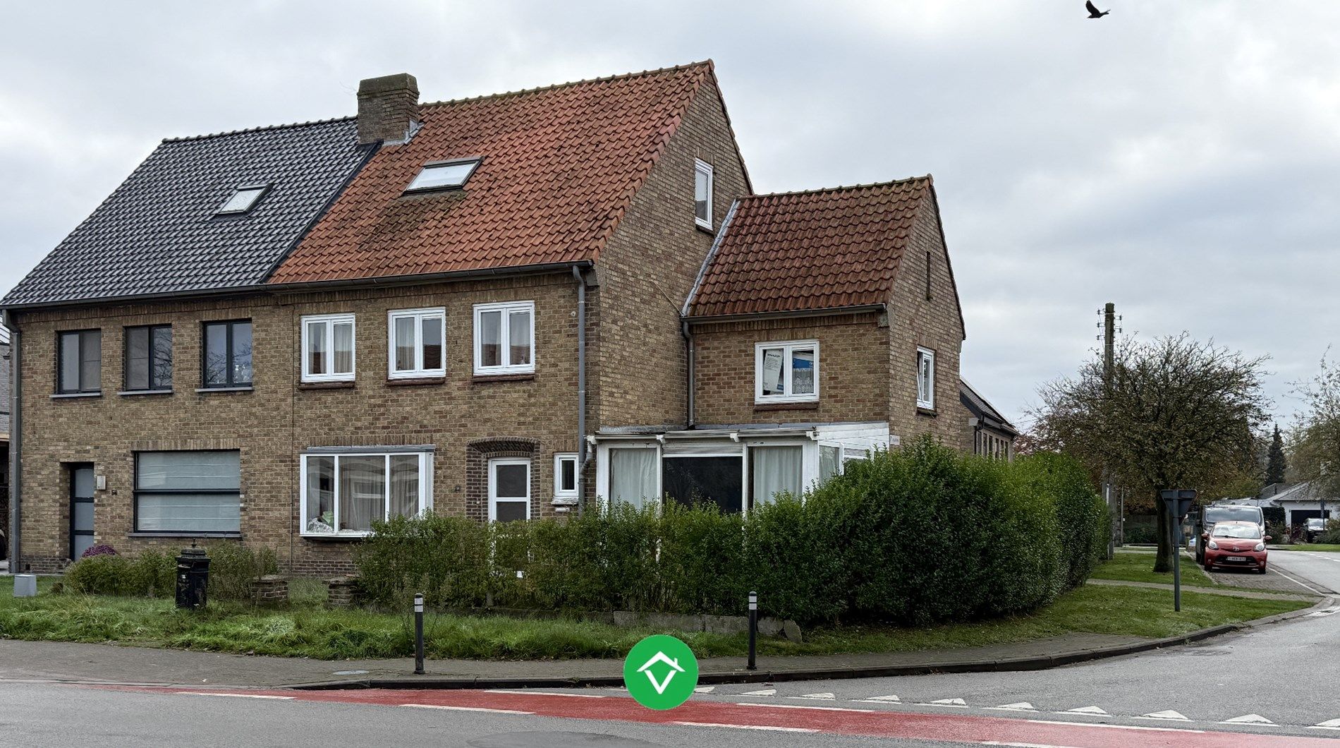 Op te frissen woning met 7 slaapkamers en tuin te Gistel foto 1