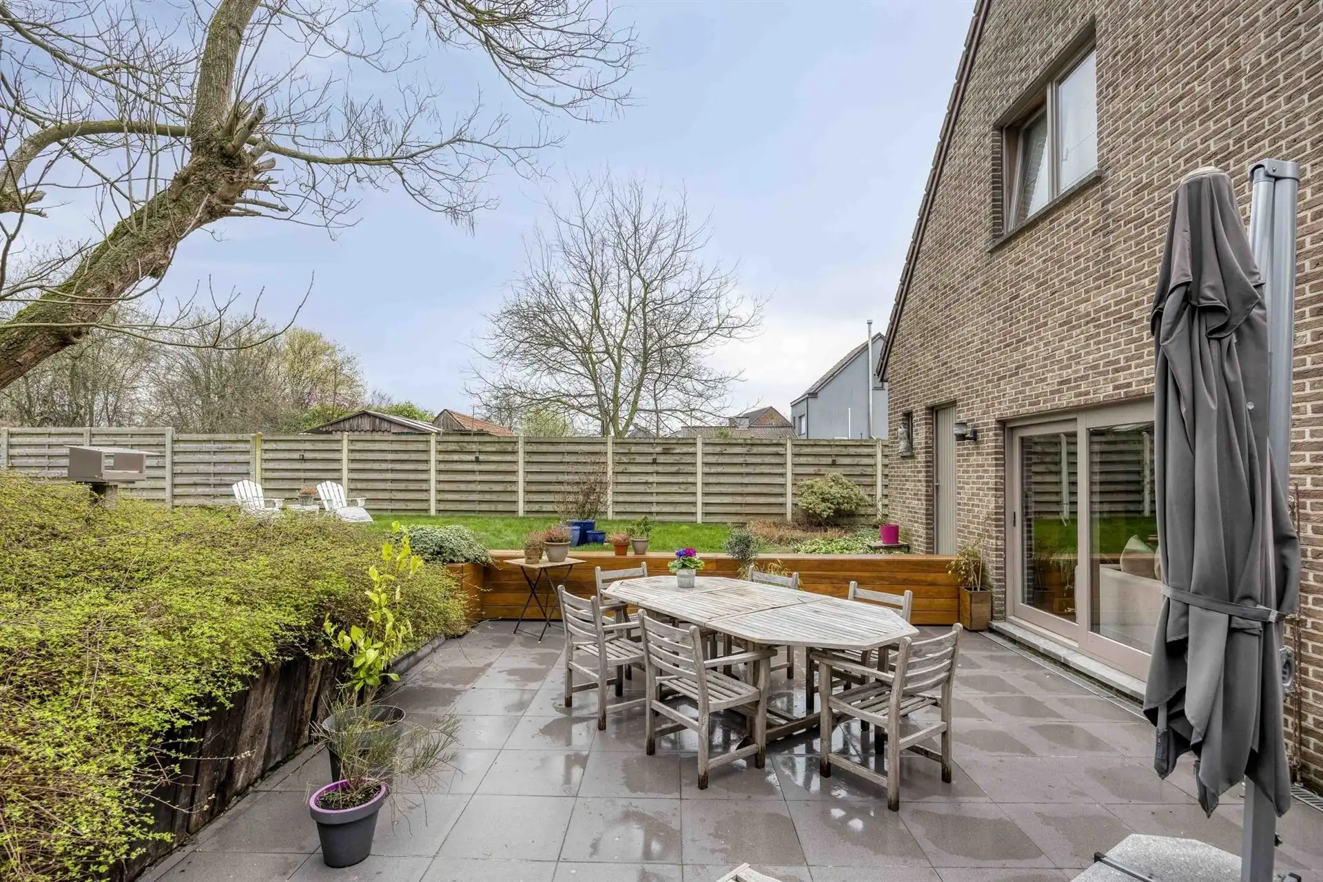 Open bebouwing met 4 slaapkamers, garage en tuin.  foto 17