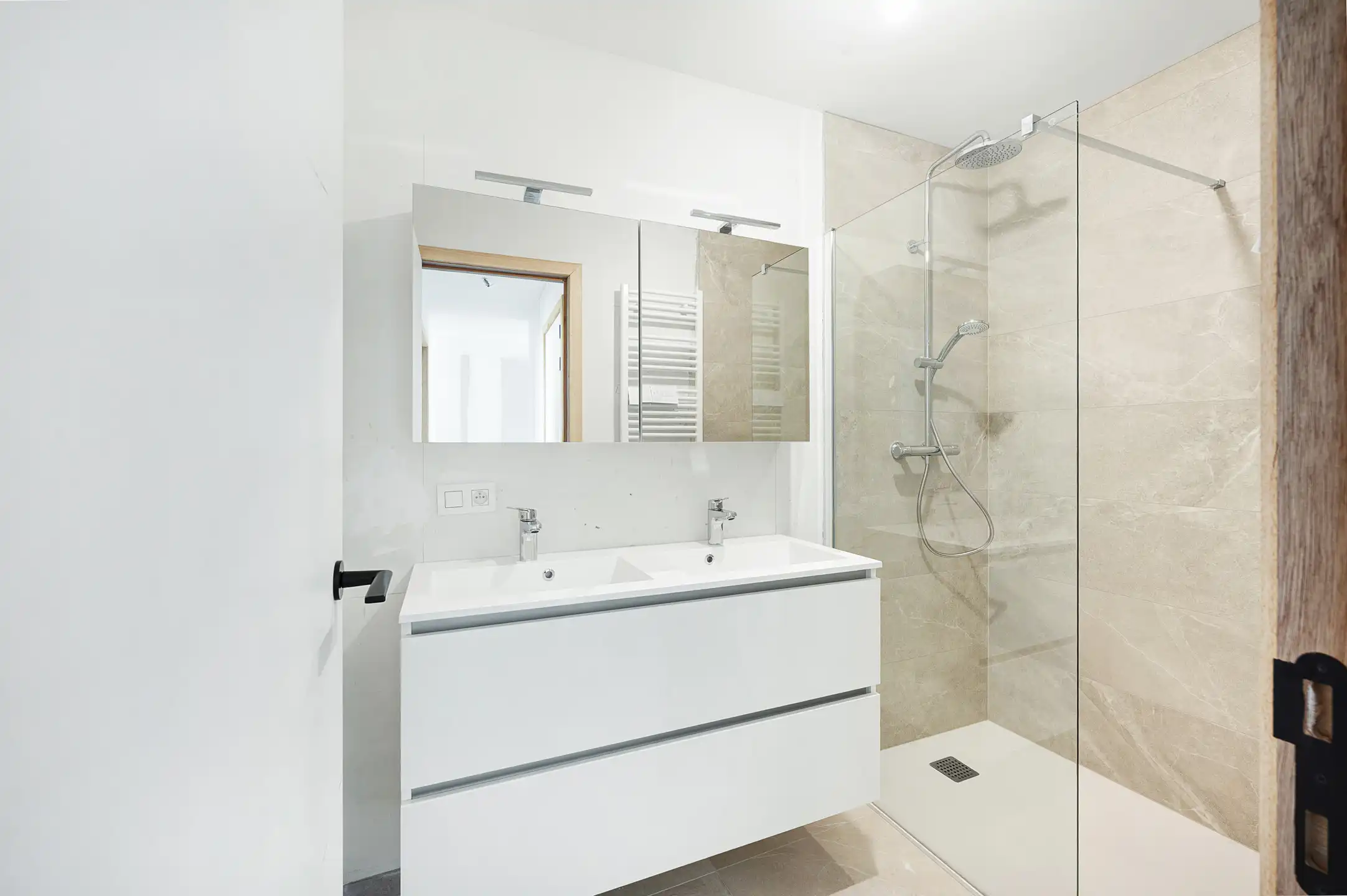 Nieuwbouwappartement op een toplocatie met een ruim terras. foto 13