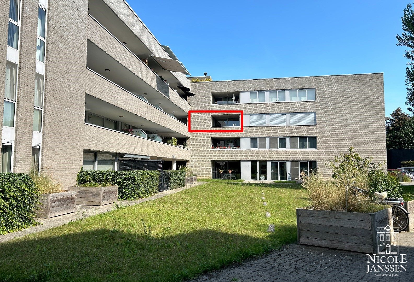 Verzorgd appartement met overdekt terras en parkeerplaats foto 14