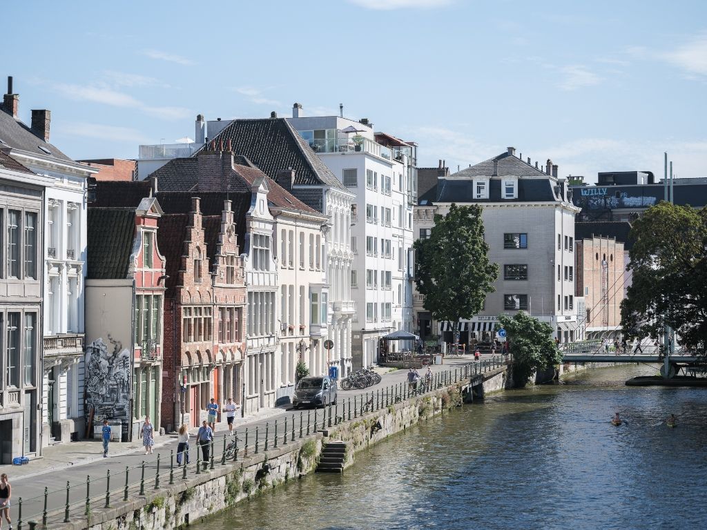 Indrukwekkend stadspaleis met imposant woonvolume, zwembad en parkeermogelijkheden foto {{pictureIndex}}