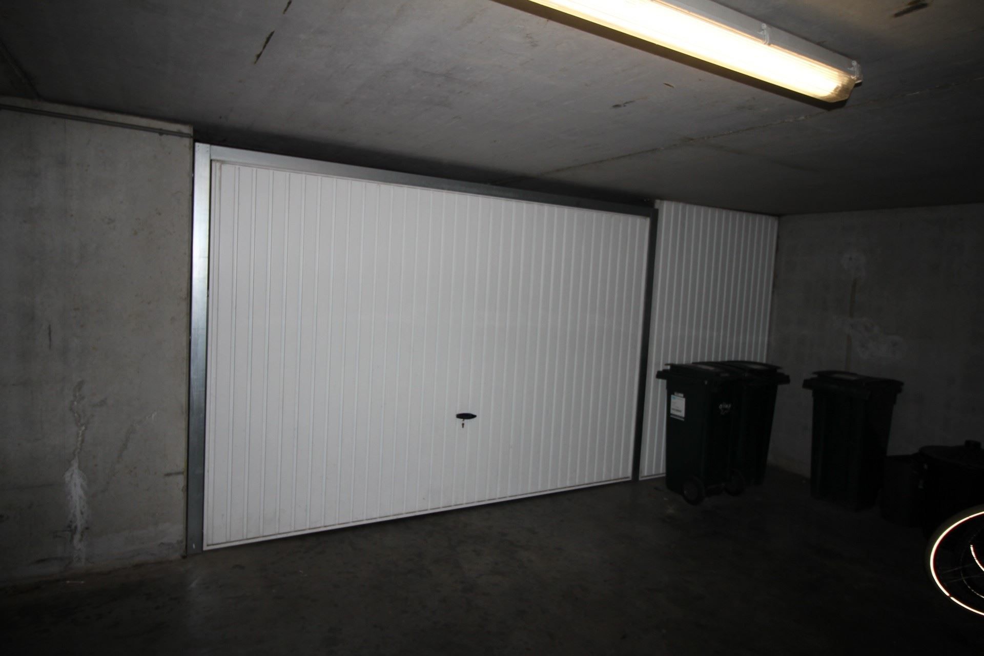 Ruim 2-slaapkamer appartement te huur, grote afgesloten garage inbegrepen. foto 17