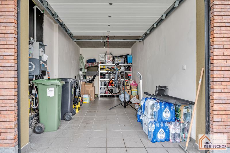 Recente, instapklare woning met groot terras en garage foto 12