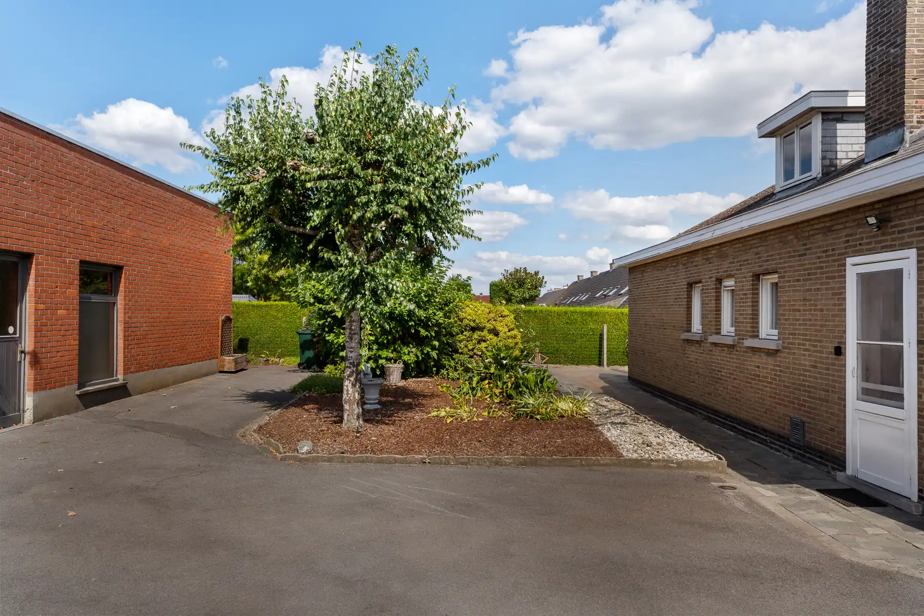 Woning met magazijn/atelier van 412 m² in Ingooigem foto {{pictureIndex}}