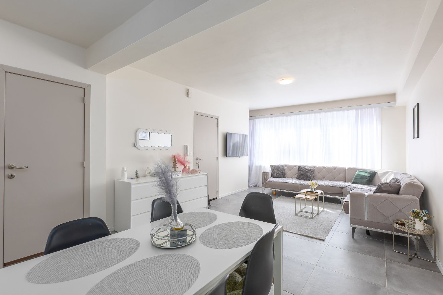 Recent gerenoveerd 2-slaapkamer appartement foto {{pictureIndex}}