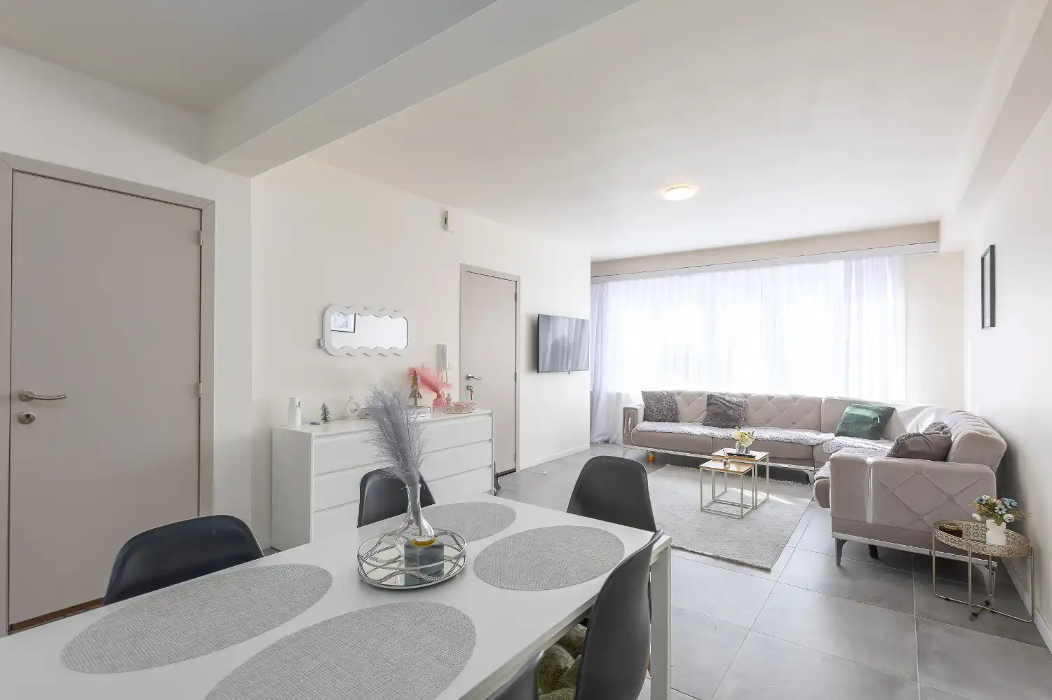 Recent gerenoveerd 2-slaapkamer appartement foto {{pictureIndex}}