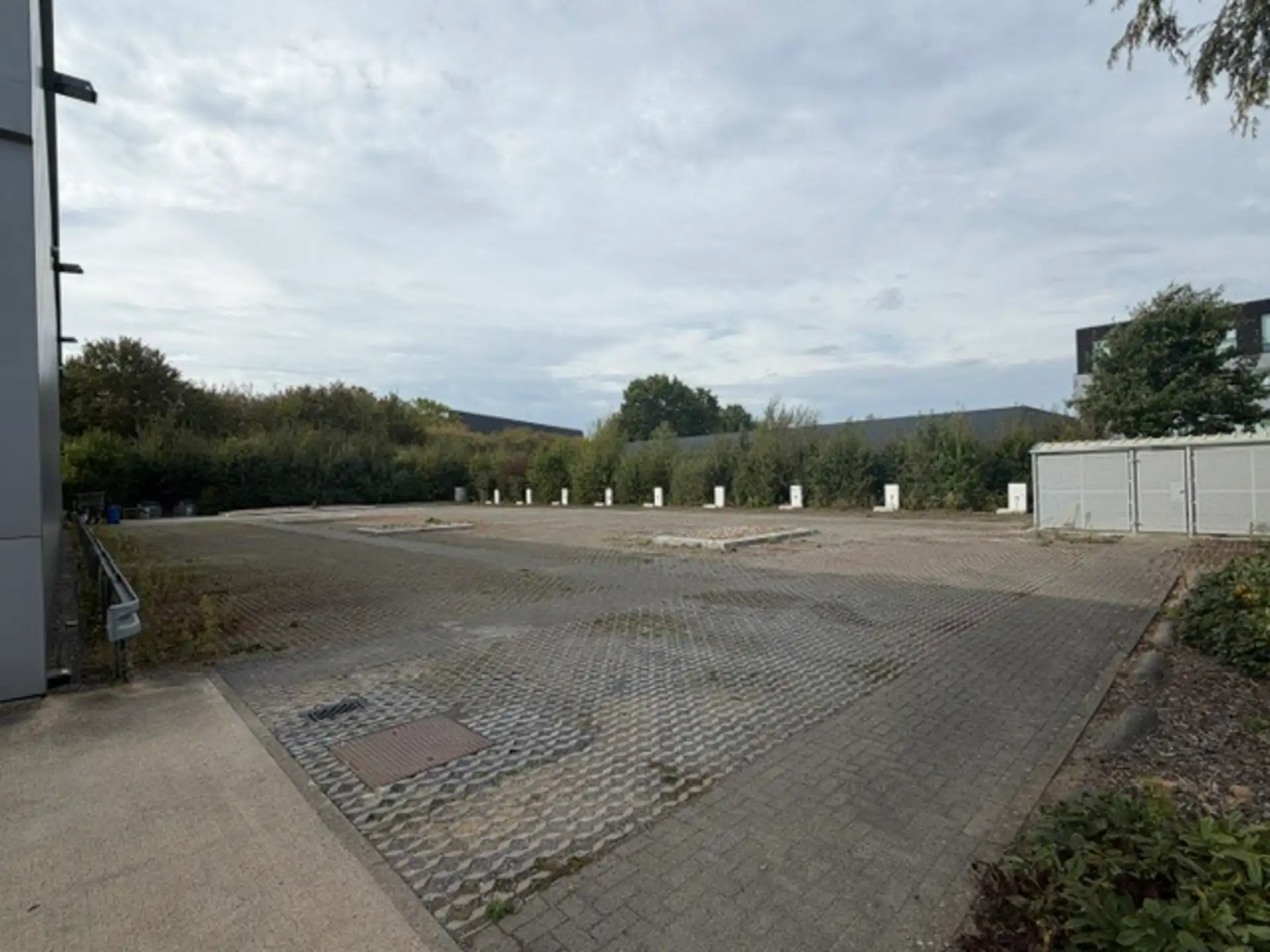 Recent en kwalitatief semi-industrieel bedrijfsgebouw – 3.790 m² op 8.989 m² foto 3