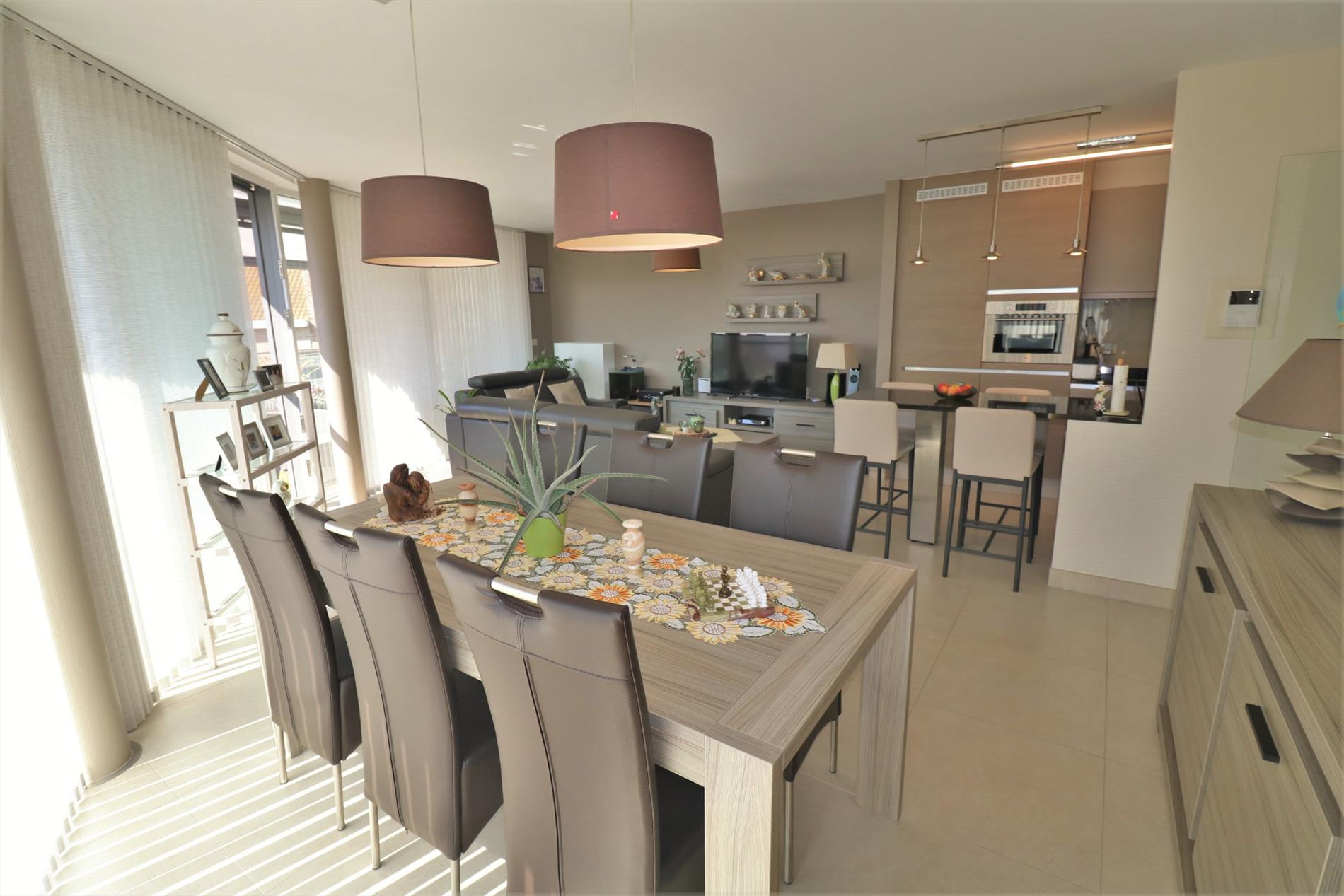 Instapklaar & modern 3 slaapkamer-appartement met zéér ruim zonneterras (45m²) te Bredene-Duinen! foto 3