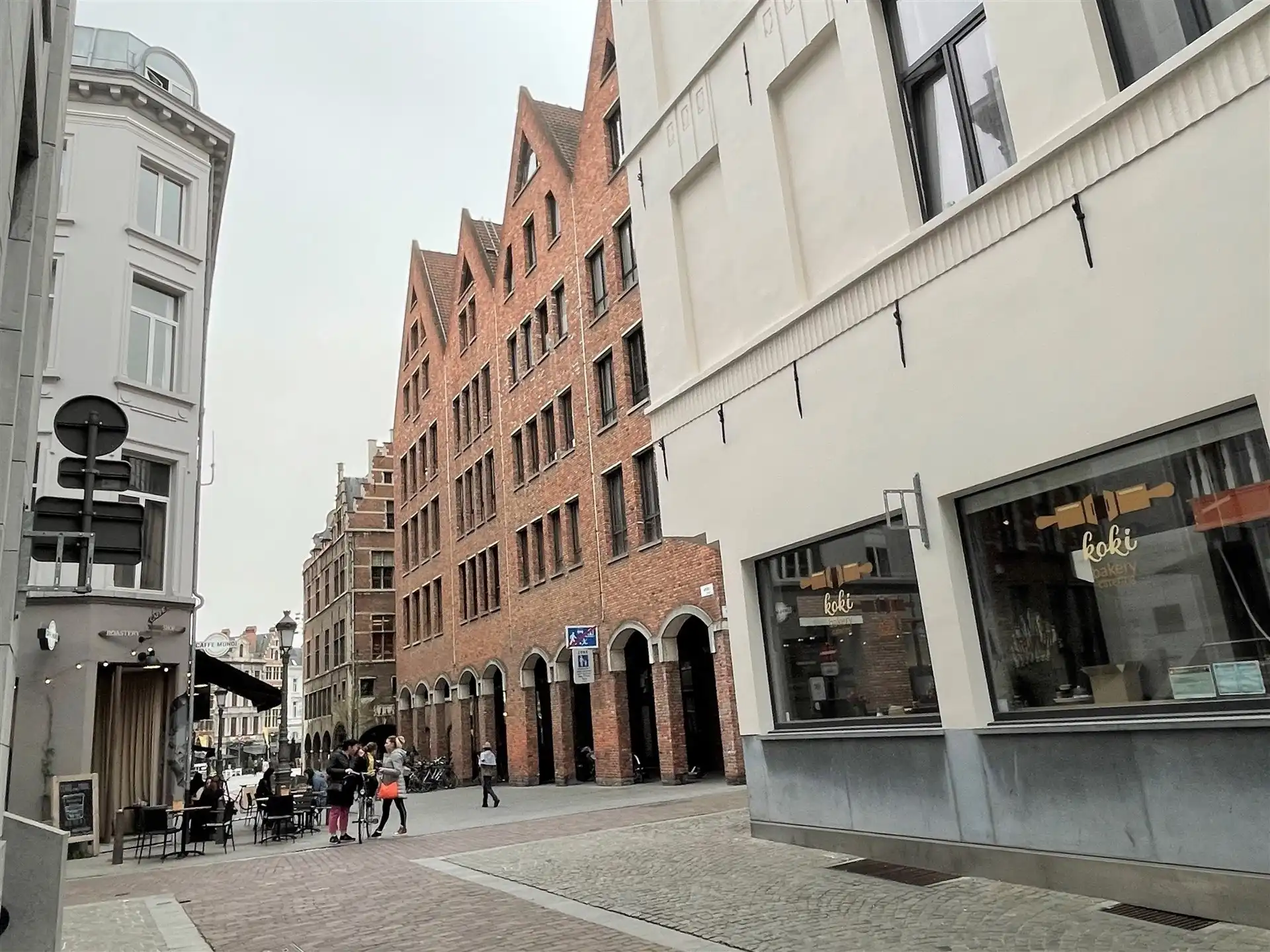 Gemeubelde studio met mezanine aan de Grote Markt! foto 8