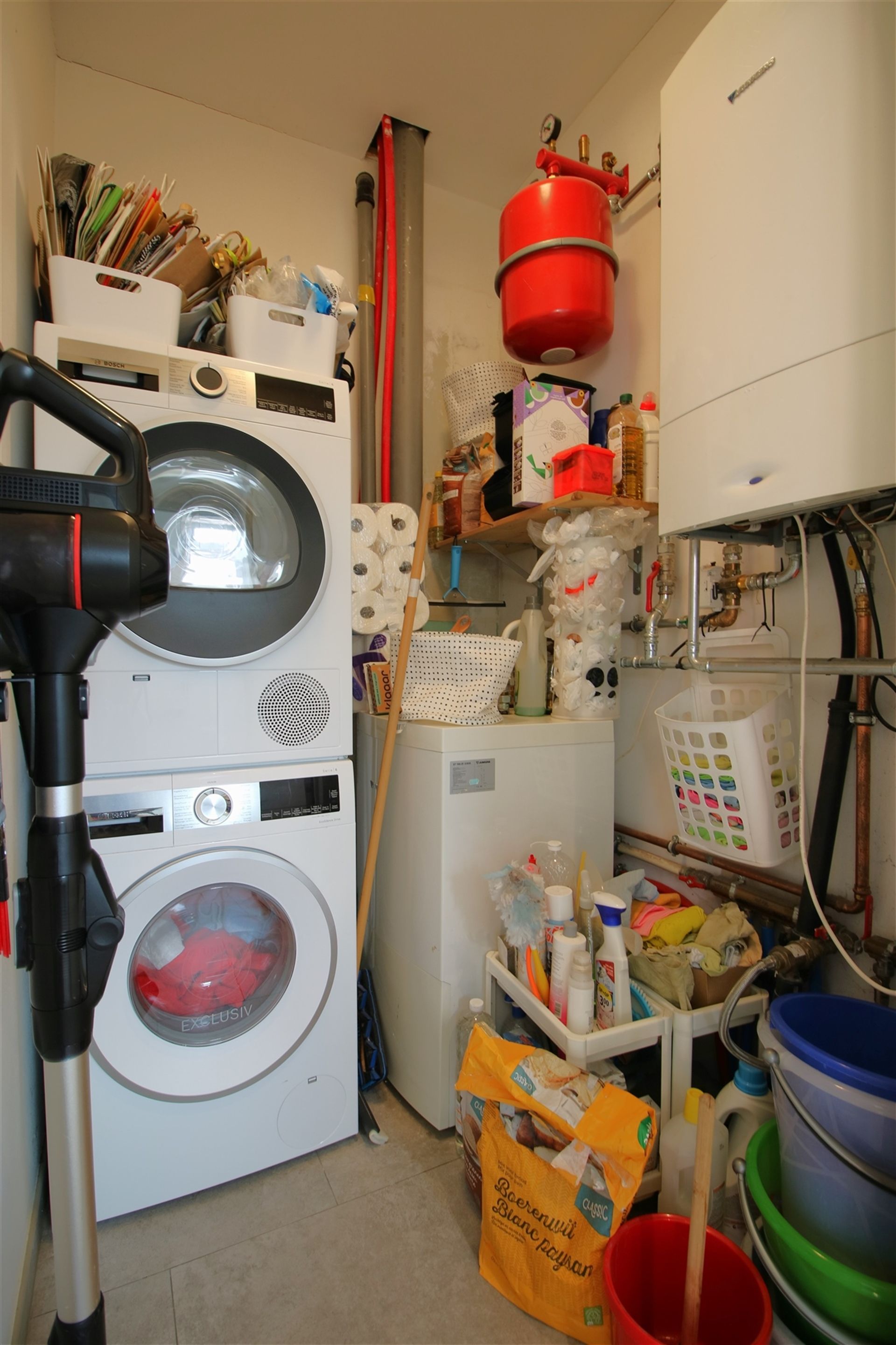 Gerenoveerde woning met 4 slpks, aparte garage en tuin foto 9