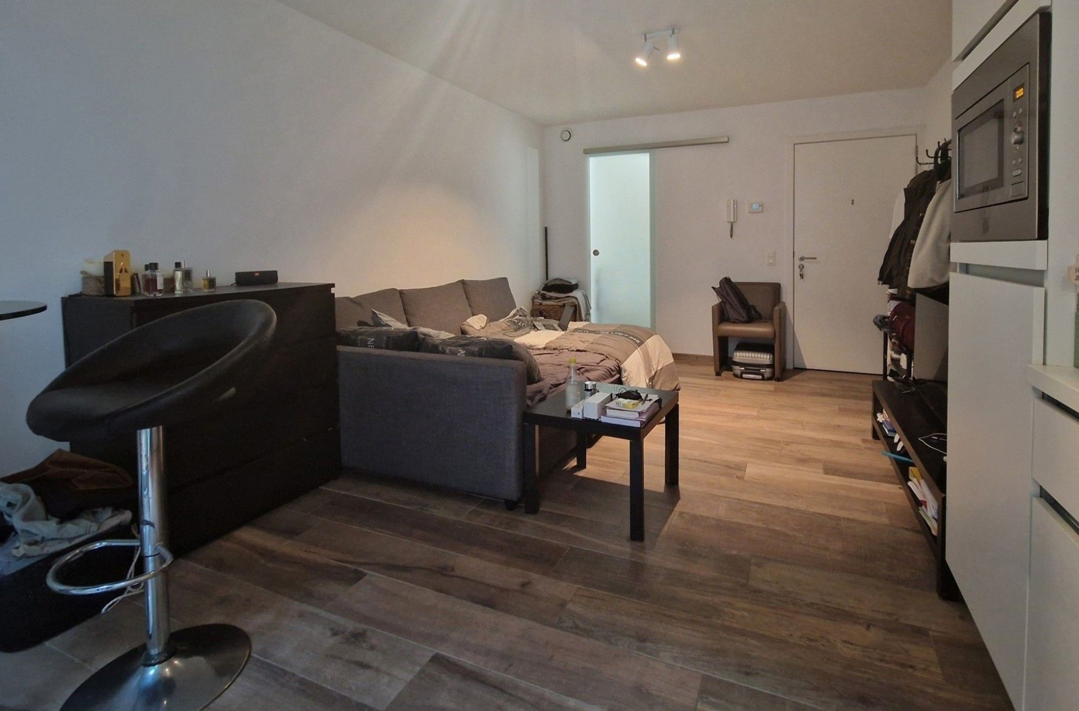 Gelijkvloerse recente studio met terras en eigen sanitair foto 3