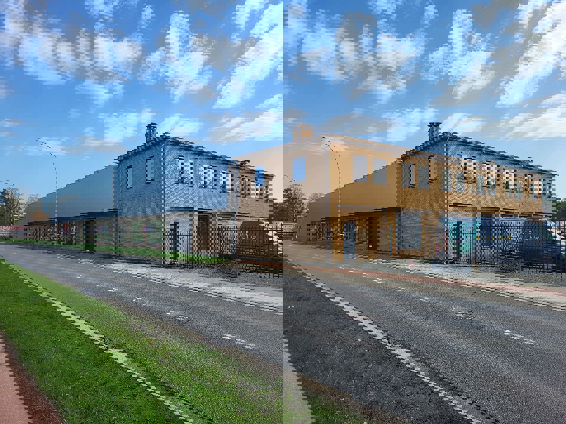 GENK TE HUUR: Grote bedrijfshal-Kantoor-Conciërgewoning foto {{pictureIndex}}