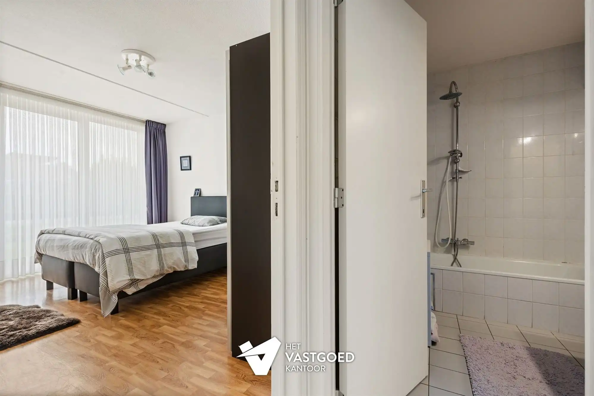 RUIM GELIJKVLOERS 2 SLAAPKAMER APPARTEMENT MET OVERDEKTE AUTOSTAANPLAATS IN BERINGEN CENTRUM foto 18