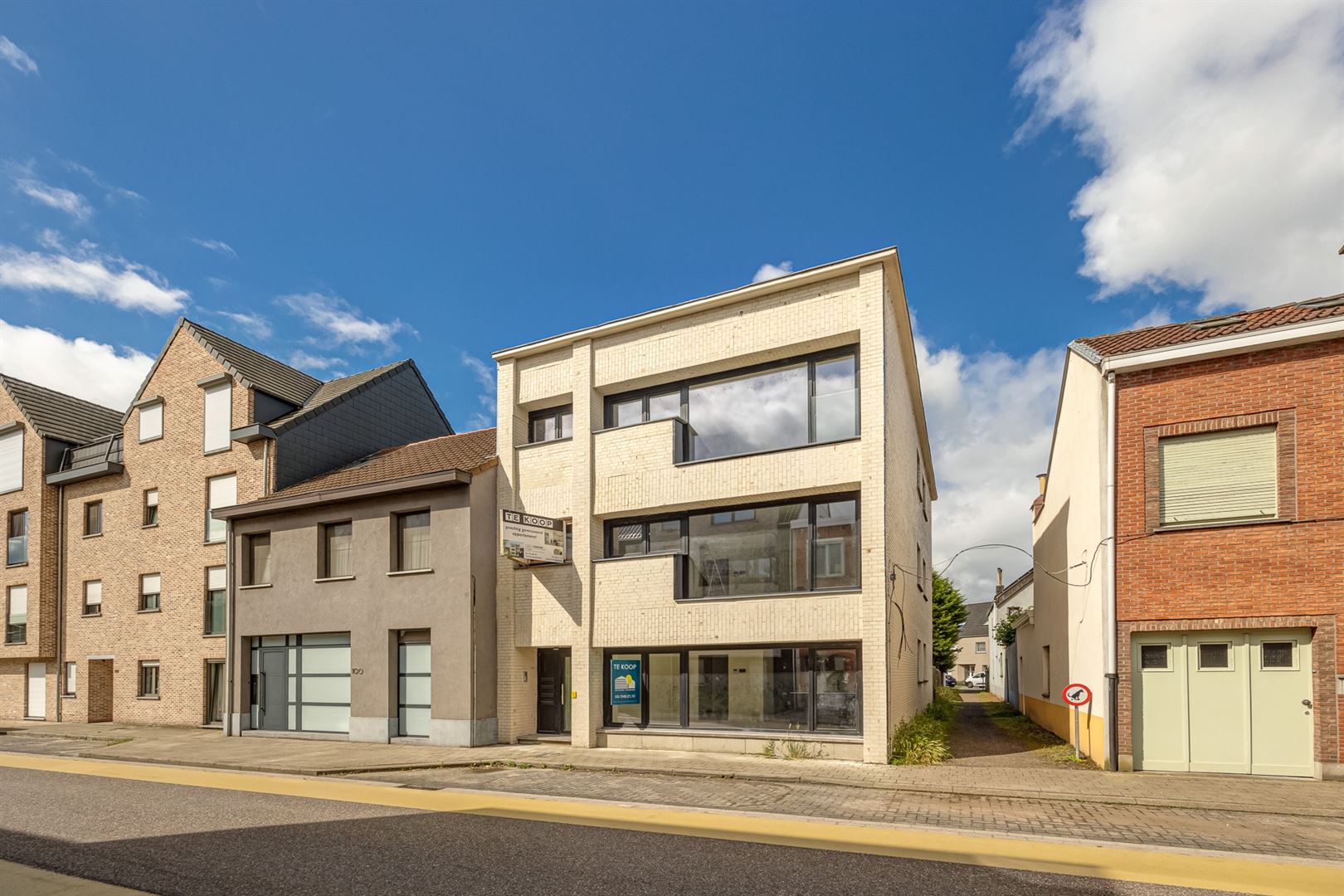 Instapklaar appartement met terras en 3 slaapkamers foto 1