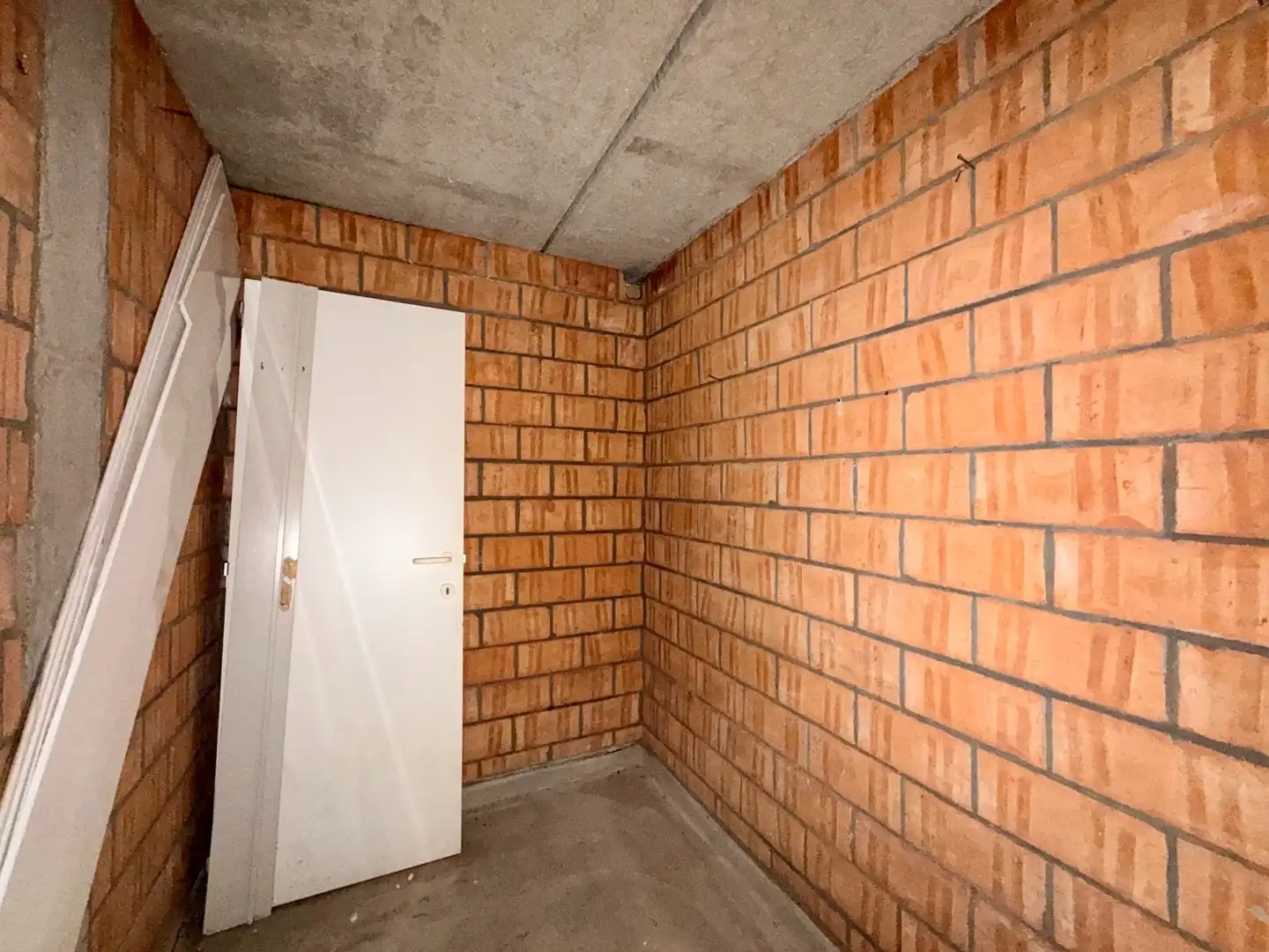 Instapklaar tweeslaapkamerappartement met ruim terras & kelder in centrum Roeselare! foto 12