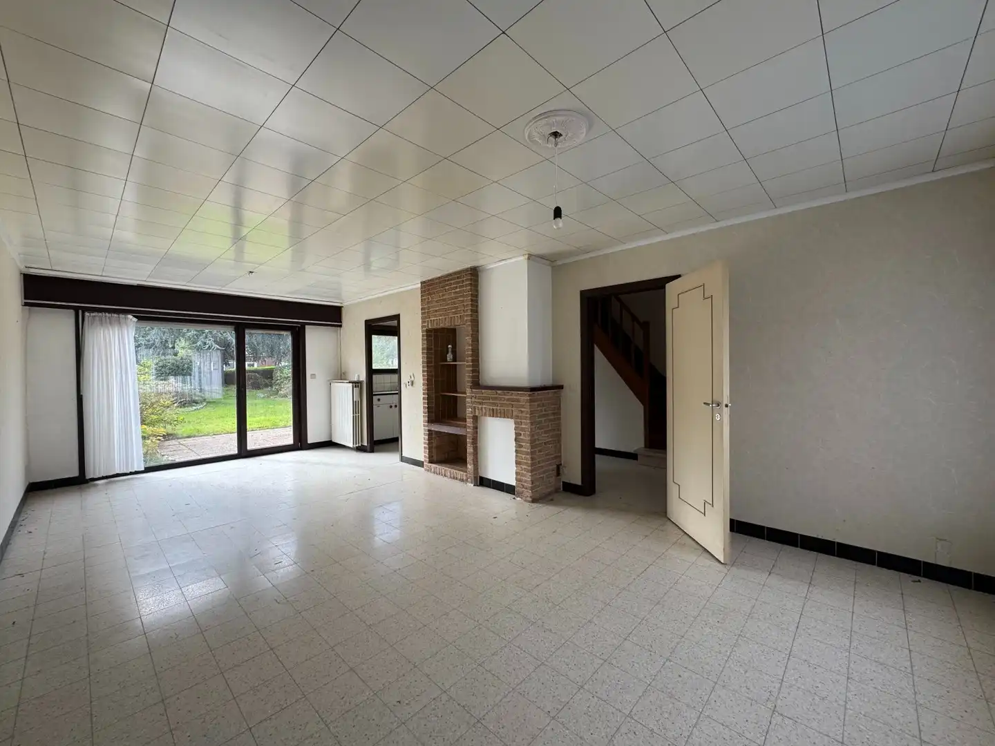 Te renoveren ruime gezinswoning met 5 slaapkamers op een rustige locatie te Heist. foto 4