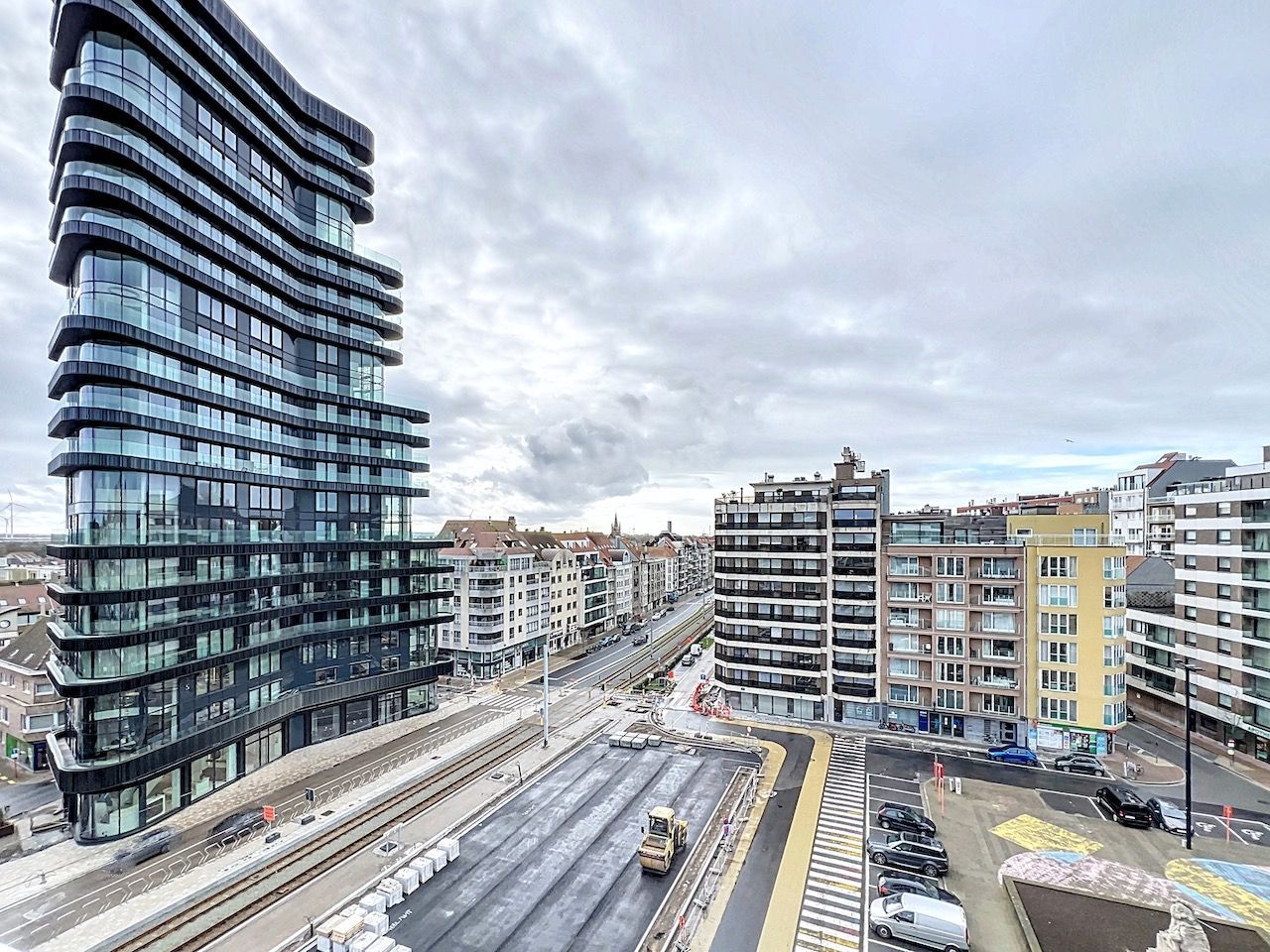 Prachtig gelegen, zeer goed georiënteerd hoekappartement met zicht op zee over het Heldenplein. foto 8