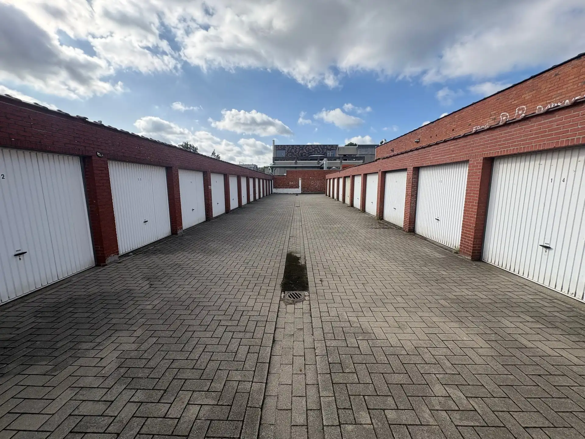 24 garageboxen te koop op locatie waar betalend parkeren van toepassing is foto 2