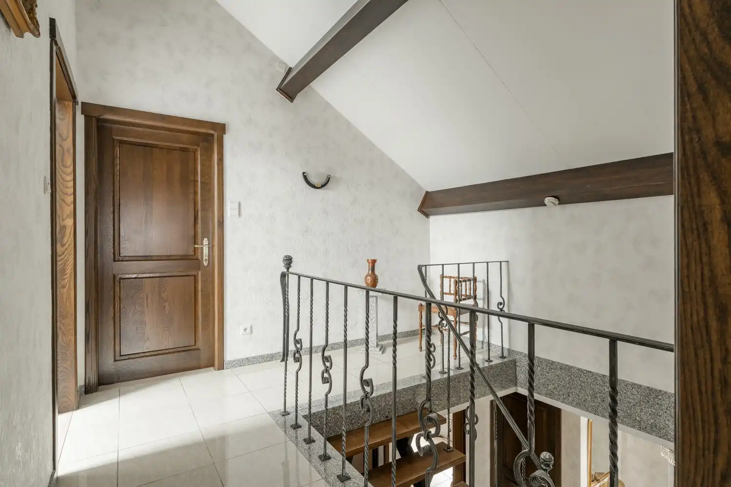 Mooie vrijstaande woning te koop vlakbij het centrum met 4 slaapkamers rustig gelegen op 10a10ca. foto 39