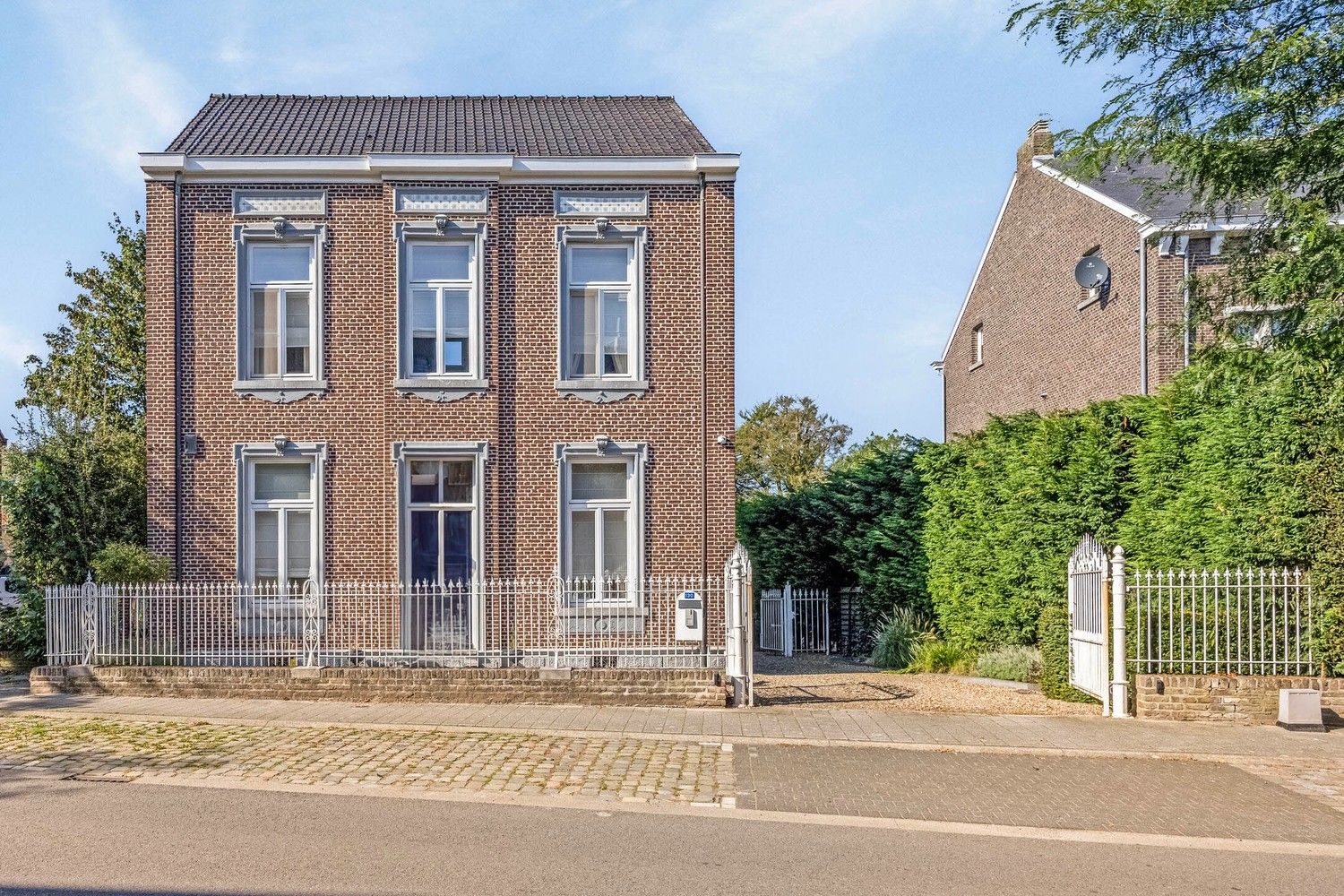 Exclusief en stijlvol herenhuis in het hart van Lanaken foto {{pictureIndex}}