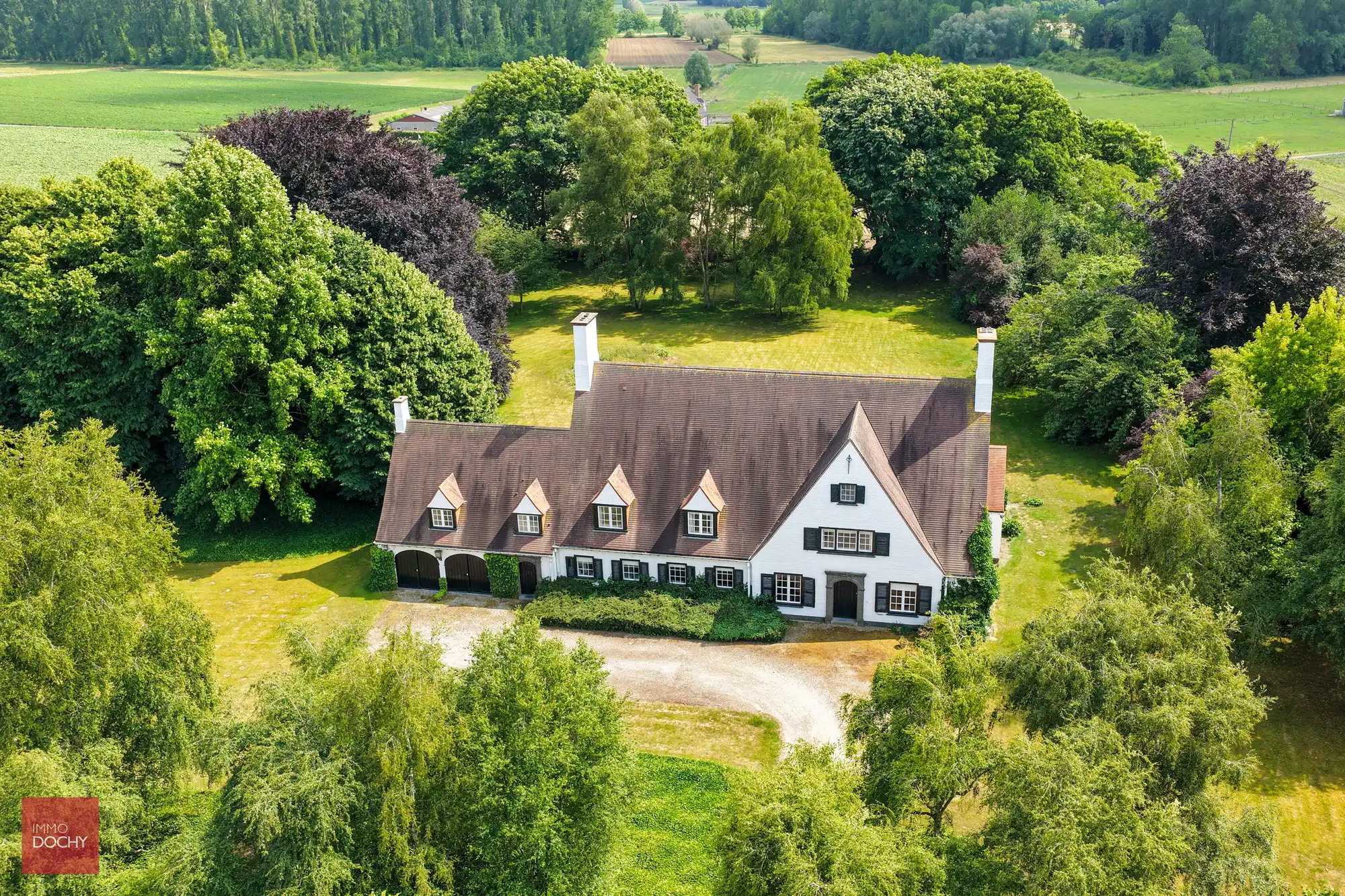 Hoofdfoto van de publicatie: Zeer ruime villa in prachtige parktuin