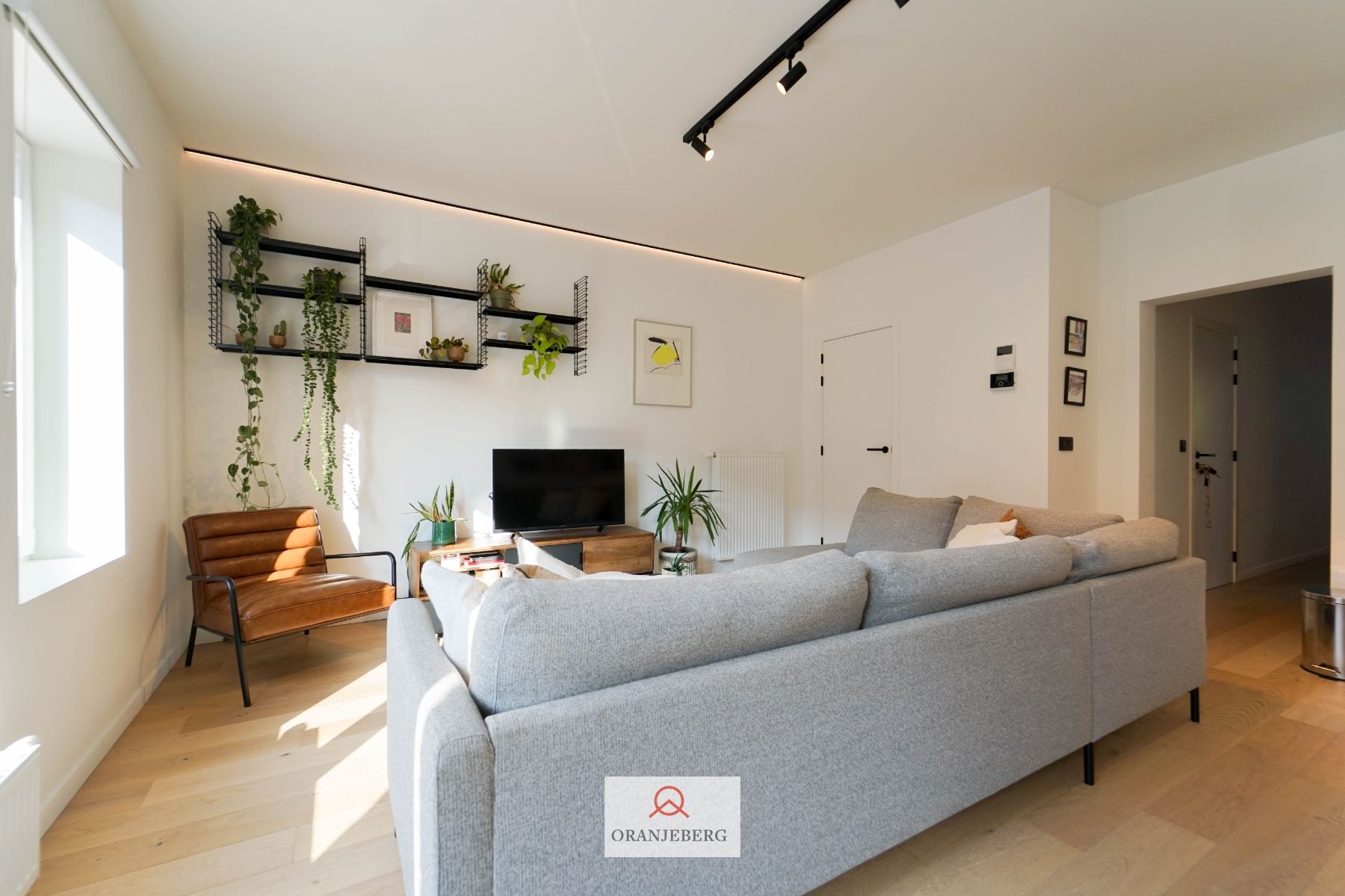 Lichtrijk en gerenoveerd 2 slpk appartement met terras foto 8