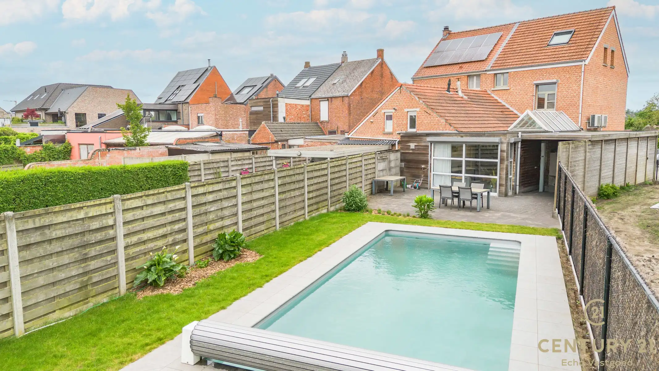 Verrassend ruime, onderhouden woning met zwembad en bijhuis. foto 31