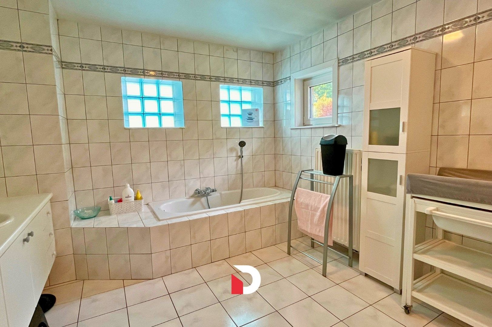 Ruime half open woning met 3 slaapkamers en prachtige tuin foto 12